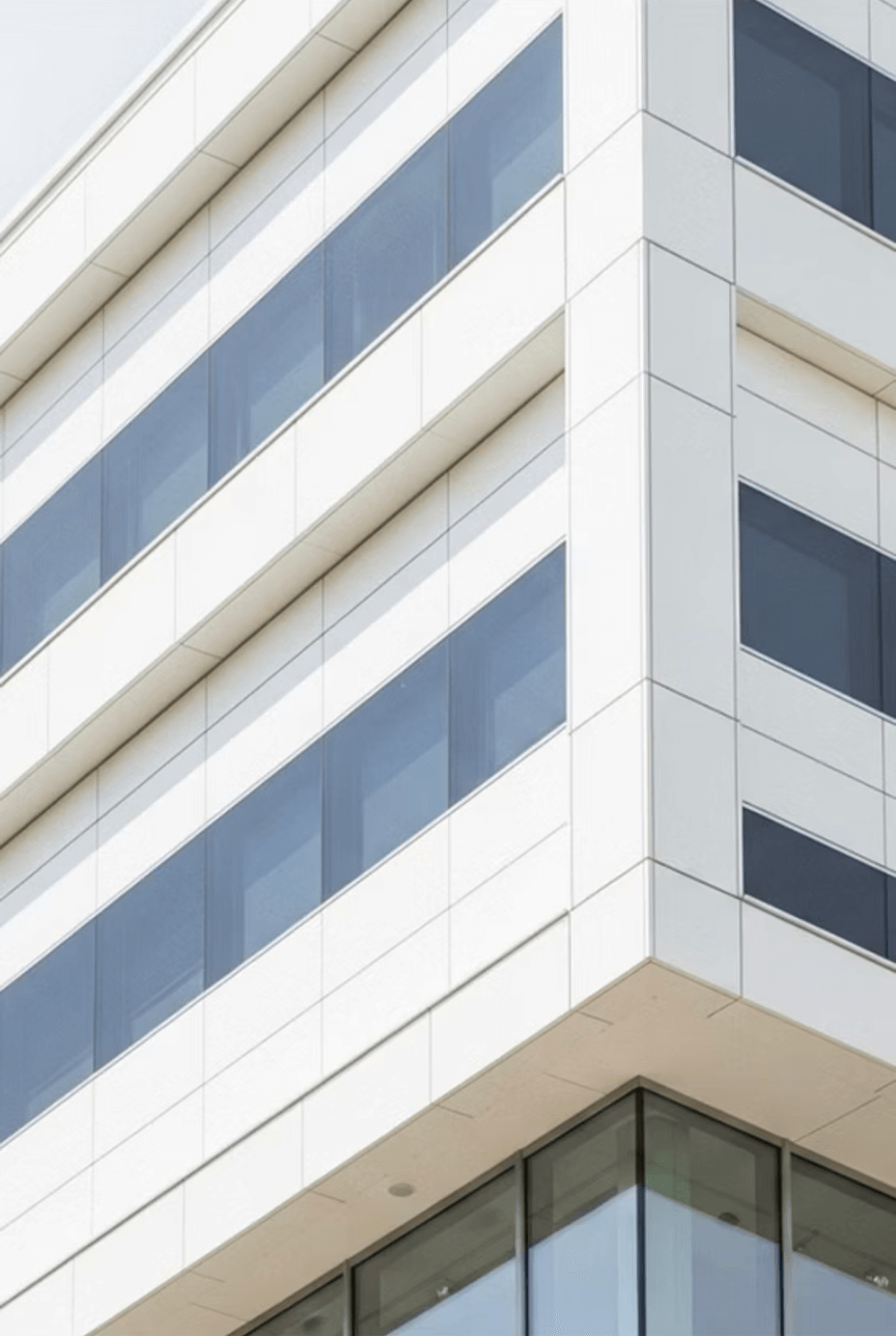 Fachada de panel composite con acabado metálico